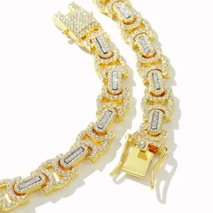 Makroansicht des 14mm Hip-Hop-Cuban-Link-Armbands mit Glitzer und Strasssteinen