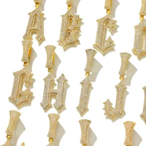 Detailansicht mehrerer im Gothic-Stil vereister CZ-Anfangsbuchstaben-Anhänger in Gold