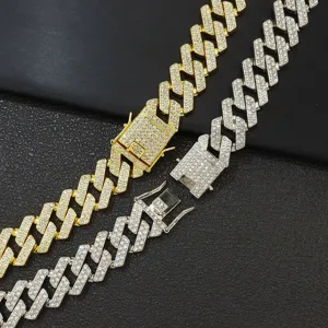 Detailansicht der 20mm breiten eisigen Cuban-Link-Armbänder in Gold und Silber