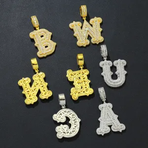 Detailansicht von vereisten Zirkon-Buchstabenanhängern in Gold und Silber für Hip-Hop-Style.