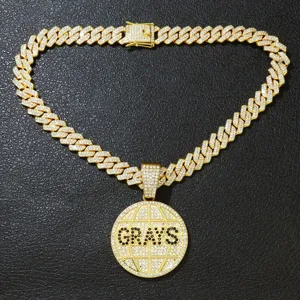Detailansicht der vereisten kubanischen Kette mit GRAYS Globus-Anhänger für Herren