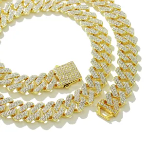 Detailansicht der 15mm Iced Out Cuban Link Kette mit funkelnden Strasssteinen.