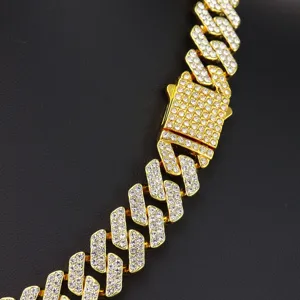 Makro-Detail einer 15mm goldfarbenen Iced-Out-Kubakette mit Schmetterlingsverschluss