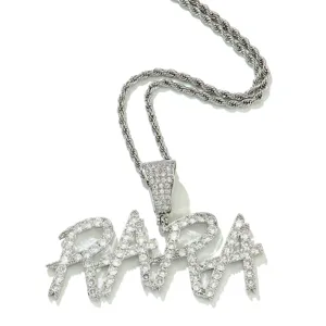 Nahaufnahme von Hip-Hop Silber Iced Out RARA Buchstabenzug mit gedrehter Kordelkette