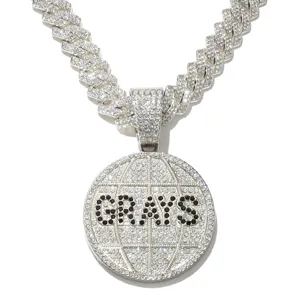 Detailaufnahme des iced out GRAYS Buchstaben-Anhängers an einer silbernen Kette