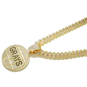 Nahaufnahme des runden Anhängers mit GRAYS-Schriftzug an einer goldenen Panzerkette.