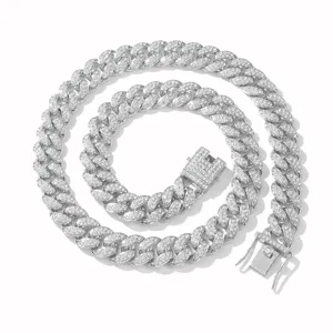 Detaillierte Ansicht einer 15mm Iced-Out Cuban Link Kette mit vollem Strassbesatz