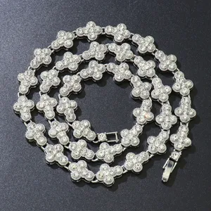 Nahaufnahme der silbernen Kreuzblumen-Tenniskette mit vollen Strass-Pavé-Gliedern
