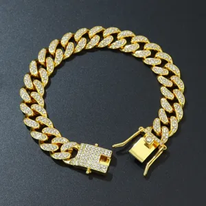 Nahaufnahme eines 13 mm vergoldeten Iced-Out-Panzerarmbands mit strassbesetztem Kastenverschluss