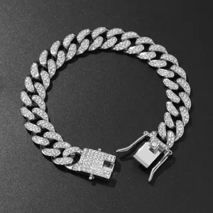 Nahaufnahme des 13mm silbernen iced out Panzerarmbands mit Strass-Sicherheitsverschluss