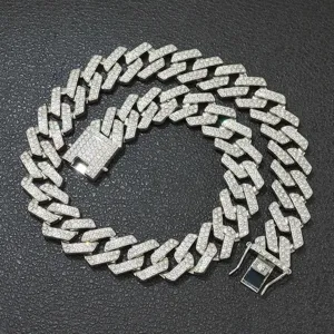 Detaillierte Ansicht einer 20mm silbernen Iced-Out Gliederkette auf schwarzem Leder.