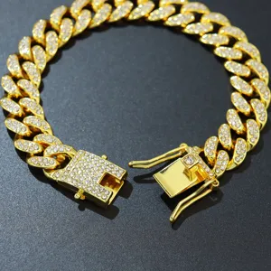 Detailansicht des 13mm vergoldeten Hip-Hop-Panzerarmbands mit funkelnden Strasssteinen