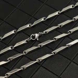 Detalle de un collar de acero inoxidable plateado de 3 mm con eslabones rombos