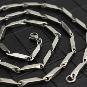 Primer plano de un collar de acero inoxidable de 3mm con eslabones en forma de rombo