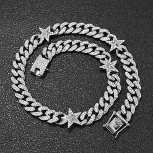Detailansicht einer silbernen Iced Out Cuban Link Kette für Herren mit Sternanhängern