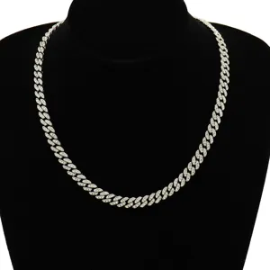 Detailansicht einer silbernen Blatt-Cuban-Kette mit vollständiger Diamantverzierung