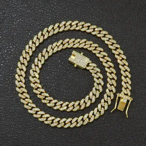 Detailansicht der vergoldeten Cuban-Link-Kette mit Blattmuster und Strasssteinen