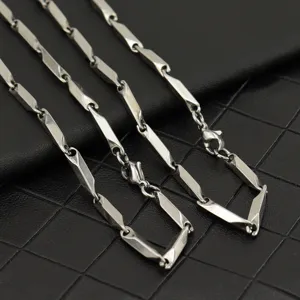 Detalle macro de primer plano de un collar de acero inoxidable de 3mm con diseño