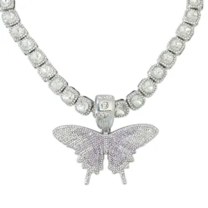Nahaufnahme eines eisgekühlten Schmetterlingsanhängers an einer quadratischen Strass-Tennis-Kette