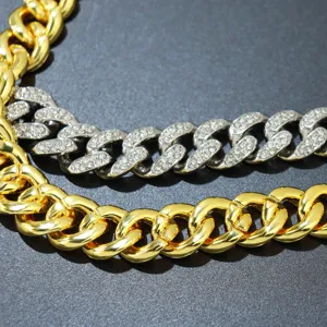 Nahaufnahme von silbernen Strass- und polierten goldenen Panzerketten im Hip-Hop-Stil