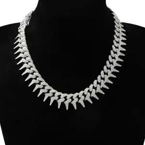 Detailansicht der silbernen Spike-Cuban-Kette mit Strasssteinen im Hip-Hop-Stil