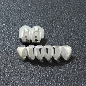 Detailansicht von Hip-Hop-Silber-Glattzahn-Grillz-Set mit polierter Spiegeloberfläche