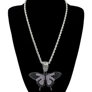 Detailansicht eines Schmetterling-Anhängers mit schwarzen und violetten Strasssteinen.