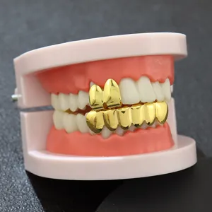 Detaillierte Makroansicht des glänzenden Gold-Hip-Hop-Grillz-Sets auf einem Zahnmodell