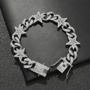 Detailansicht eines silbernen Cuban Link Armbands mit funkelnden Zirkonia-Sternen