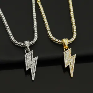 Detailansicht goldener und silberner Blitzanhänger mit Strass an 3mm Tennisketten