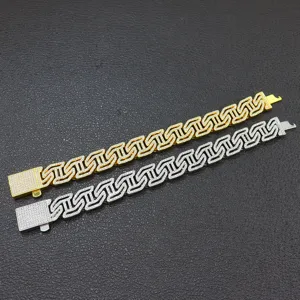 Detailansicht goldener und silberner H-förmiger Iced Out Cuban Armbänder mit vollem Diamantbesatz