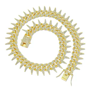 Detailaufnahme einer vergoldeten Cuban-Link-Halskette mit spitzen Dornen und Strass.