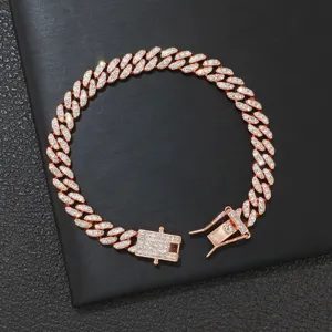 Detaillierte Makroansicht einer roségoldenen Cuban-Link-Kette mit blattförmigen Strassgliedern.