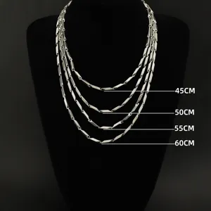 Detalle que muestra cuatro longitudes diferentes de collar de acero de 3mm unisex