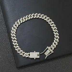 Detailansicht der silbernen Hip-Hop-Cuban-Link-Kette mit komplettem Strassbesatz