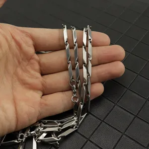 Primer plano de collar de cadena con eslabones de diamante de acero inoxidable de 3 mm en mano