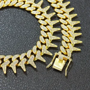 Detailansicht einer eisigen goldenen Cuban-Link-Halskette mit glänzenden Strasssteinen