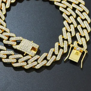 Detailansicht der goldenen Hip-Hop-Kubakette für Herren, besetzt mit Strasssteinen.