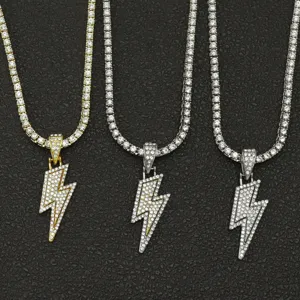 Detailansicht von eisgekühlten Blitzanhängern mit 3mm Tennisketten in Gold und Silber