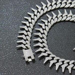 Detailansicht einer mit Strass besetzten kubanischen Panzerkette mit Dornendesign