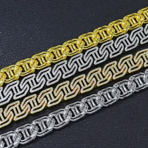 Detaillierte Makroansicht von vier eisgekühlten Hip-Hop-H-Link-Kuba-Ketten in Gold und Silber