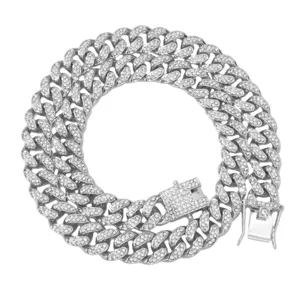 Nahaufnahme einer 13 mm dicken, eisgekühlten Hip-Hop-Miami-Cuban-Gliederkette mit Strass