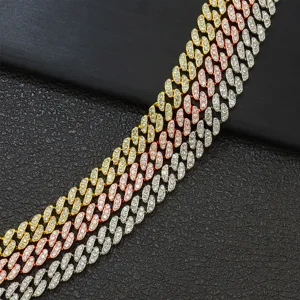 Nahaufnahme von blattförmigen kubanischen Panzerketten mit Kristallen in Gold und Silber