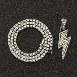 Nahaufnahme des Hip-Hop-Blitzanhängers mit einer funkelnden 3mm Strass-Tennis-Halskette