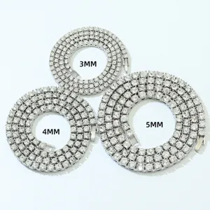 Nahaufnahme von 3mm, 4mm und 5mm silbernen Tennis-Halsketten mit klaren Strasssteinen
