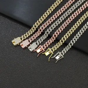 Detailansicht von Iced-Out-Panzerketten mit blattförmigen Gliedern in verschiedenen Farben.