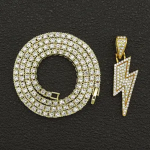 Detailaufnahme eines vereisten Blitz-Anhängers in Gold und einer 3mm Tennis-Halskette