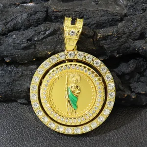 Dettaglio del ciondolo religioso San Giuda rotante in oro con smalto verde e cristalli