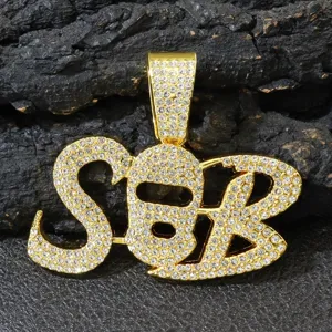 Nahaufnahme des goldfarbenen SBR-Buchstabenanhängers mit glänzenden weißen Strasssteinen.