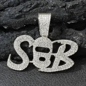 Detailansicht des vereisten silbernen SBR-Buchstabenanhängers mit funkelnden weißen Strasssteinen